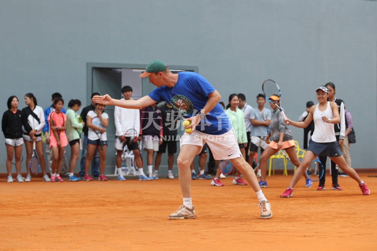 天骄羽毛球场,天骄体育网球场红土