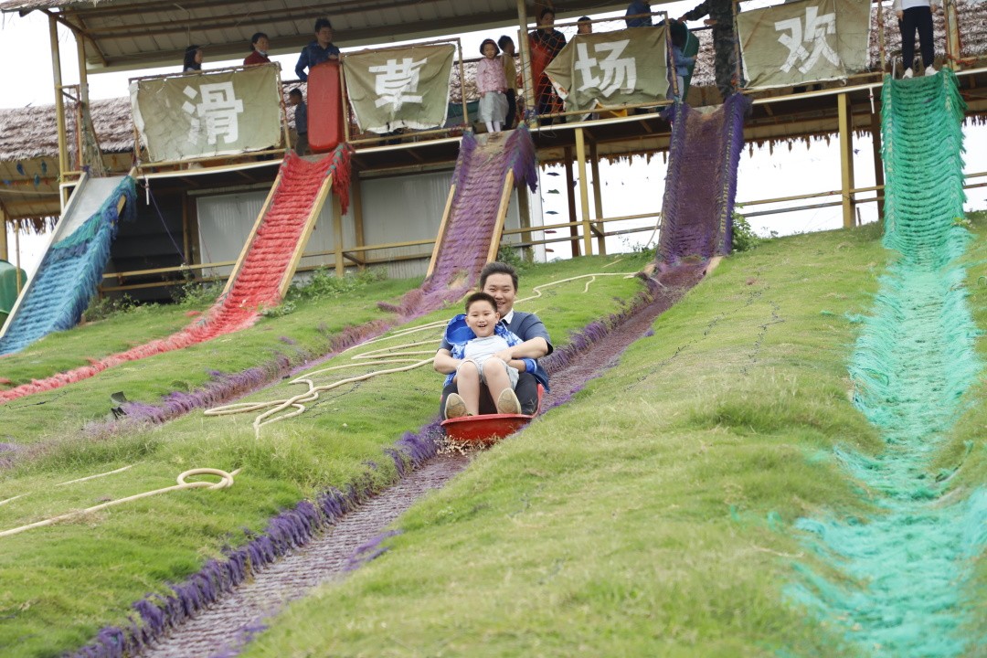 东莞东城莞师附小2022届604班,莞师附小学生踢球