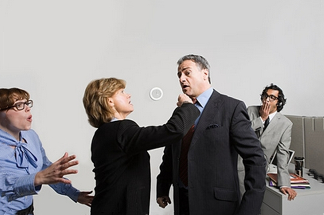 职场总是把一个人当成假想敌,职场有假想敌吗