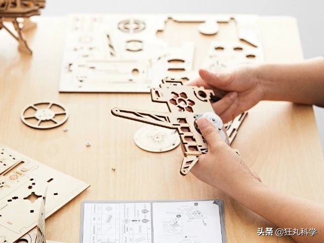 用老式胶片放映机改造投影过程,用木板拼出的老式电影放映机