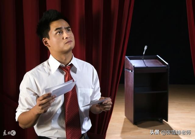 一上台脸红紧张但是讲话没问题,一上台就紧张结巴