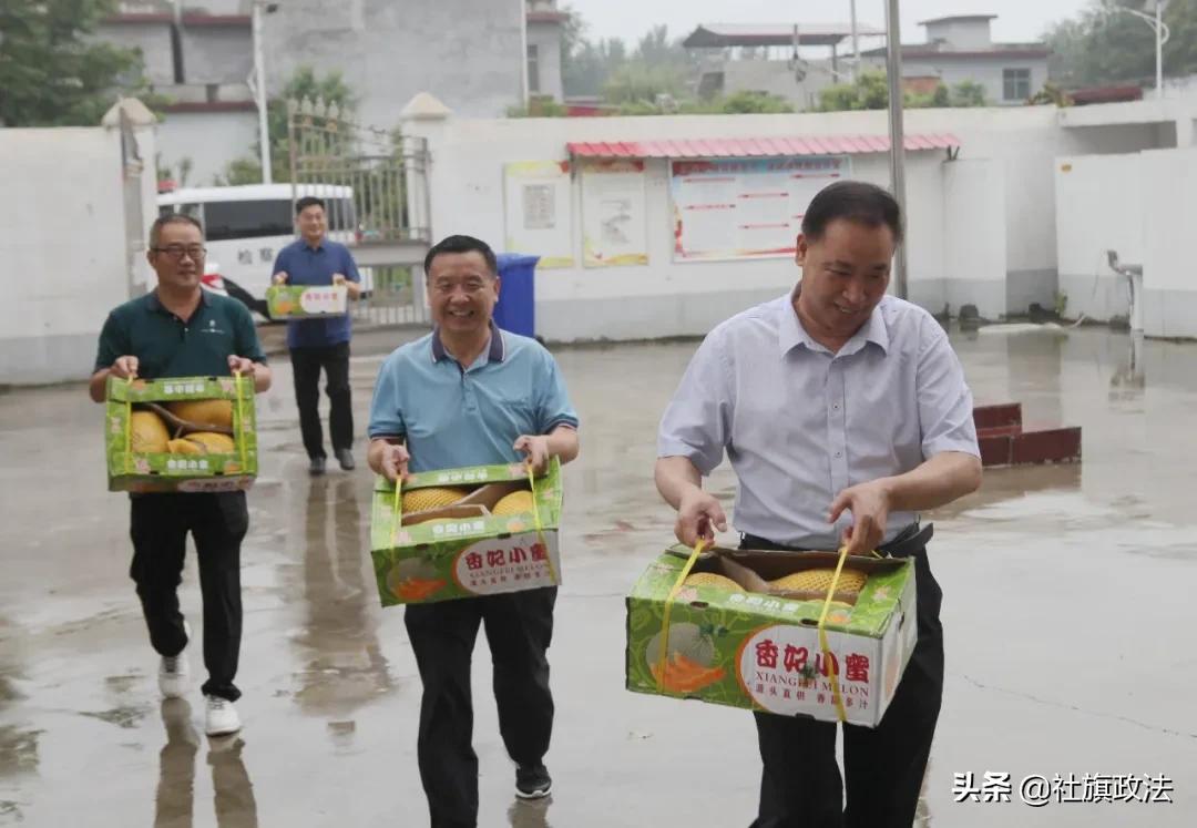 走访慰问贫困户炎炎夏日送清凉,检察院慰问扶贫驻村工作队