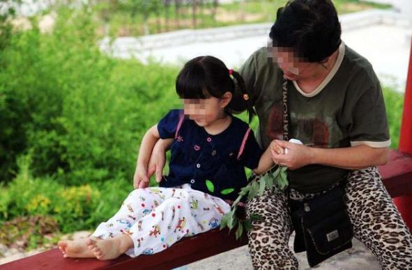 宝宝学走路摔倒瞬间奶奶神反应,隔代育儿小孩摔倒