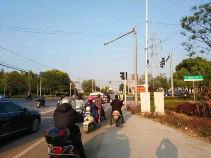 等红灯前方车坏了后面车怎么走,等红灯时前车压实线变道