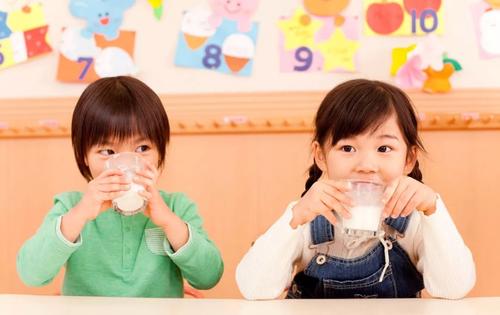 双胞胎姐妹天天喝豆浆,两个双胞胎一个喝牛奶一个喝豆浆