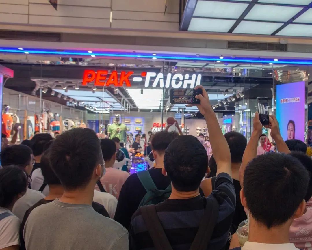 巴西足球队拒绝穿匹克运动服,巴西男足夺冠拒穿中企赞助领奖服