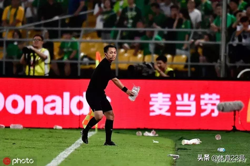 国安输球足协杯现场球迷反应,严鼎皓国安受伤