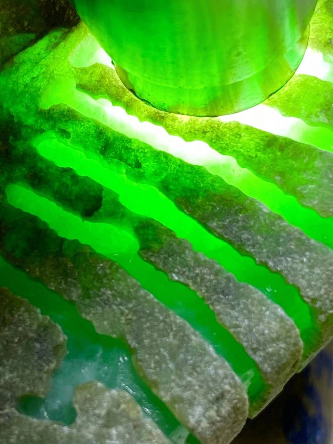 赌石中的原石一般在哪里,赌石开窗料视频讲解