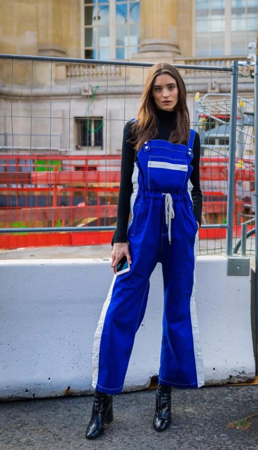 刘雯机场穿搭最近皮衣,刘雯穿全黑色服装休闲又帅气