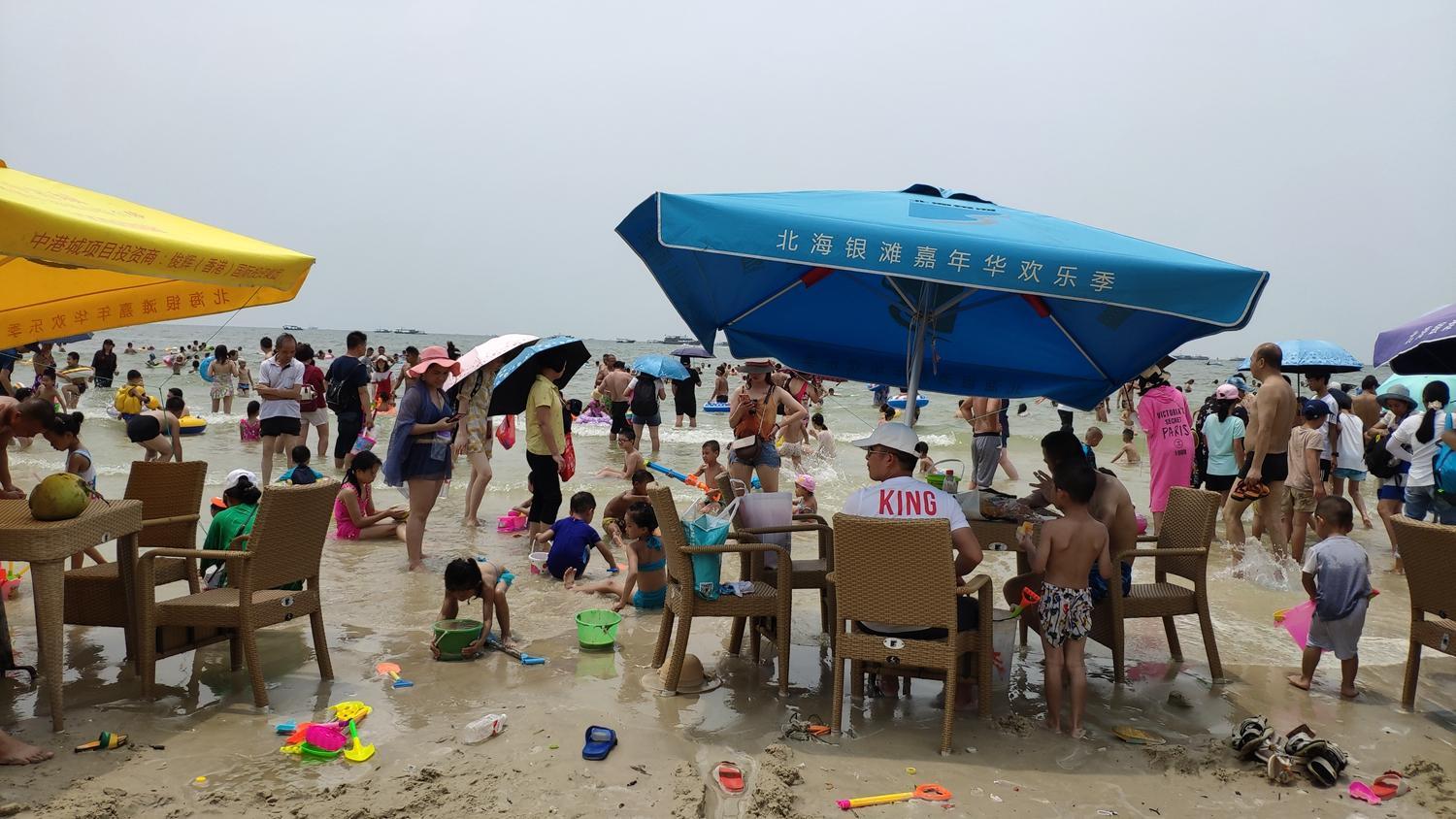 一望无际的人头太吓人了!这辈子第一次在银滩见那么多人