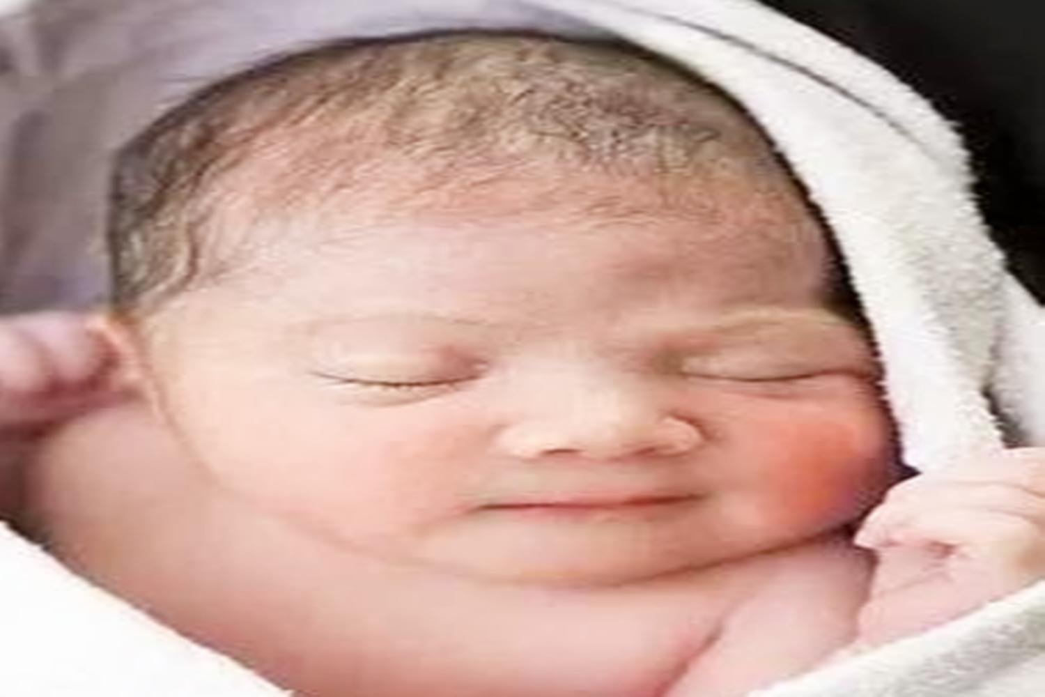 宝宝头顶上的污垢用香油可以吗,婴儿头顶污垢洗了又长怎么回事