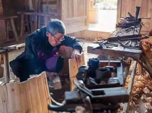 在一张床的见证下,女人完成了她们人生的蜕变