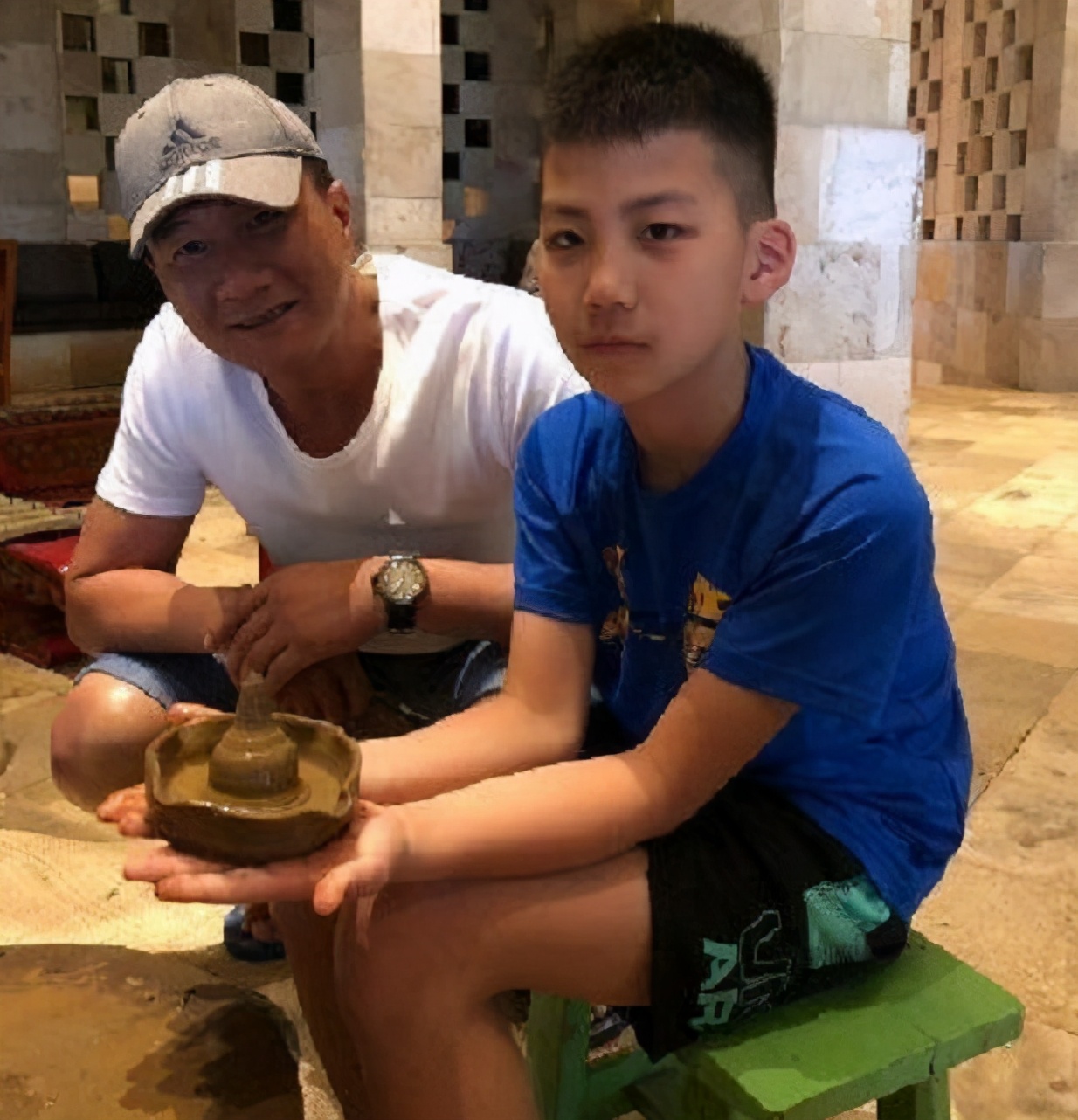 胡军为儿子庆生康康暖男初长成,胡军儿子康康多高