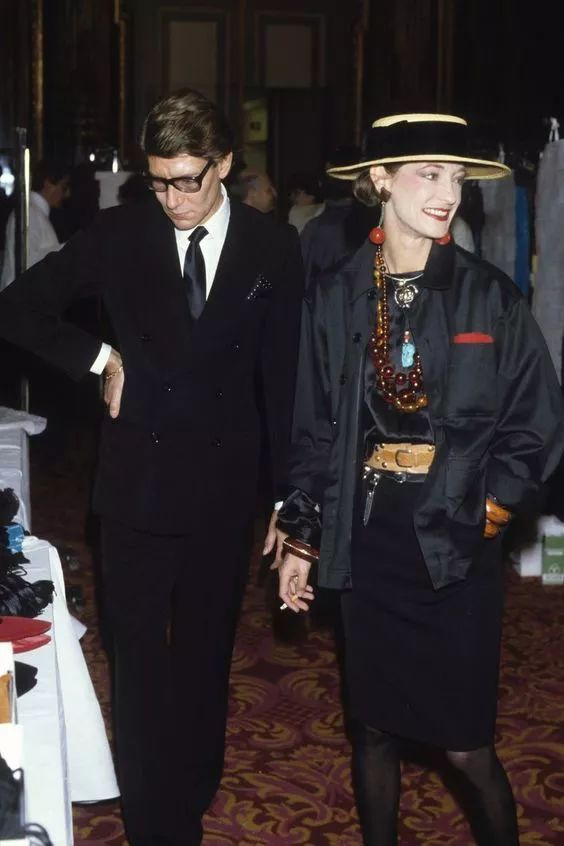 那个卖口红的YSL，教会女孩不色情的穿黑*袜丝**