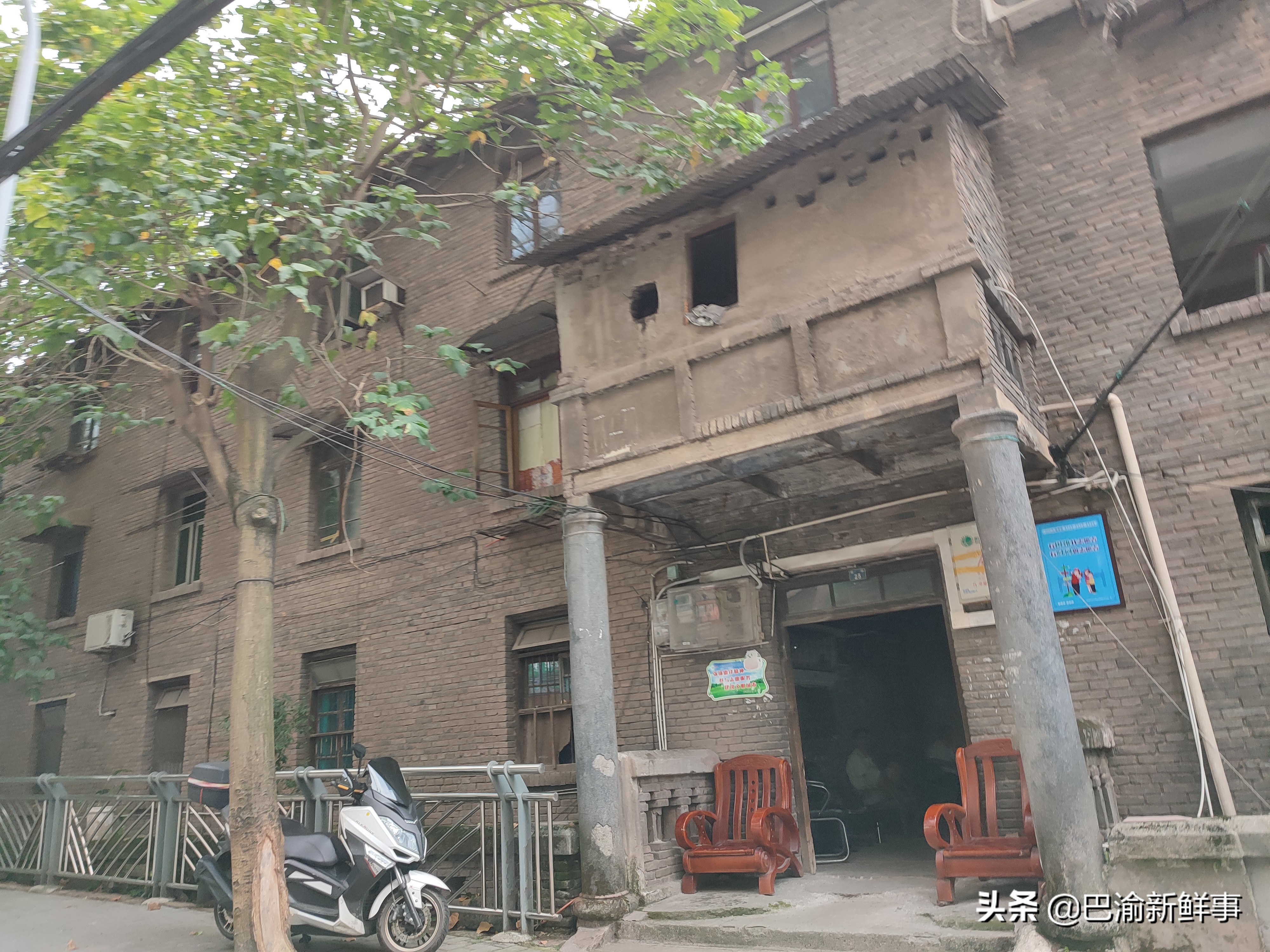 重庆巴南鱼洞这条街有点怪,一边是高楼大厦,一边是旧房