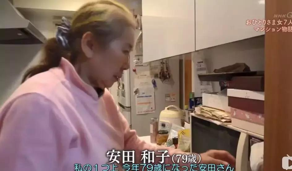 一辈子没结婚，7个单身女人买房同居10年，80岁了还染发.......