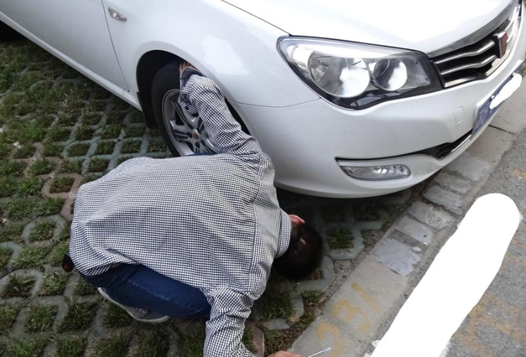 汽车轮胎上的小石子有什么危害,轮胎缝里的小石子有必要抠吗