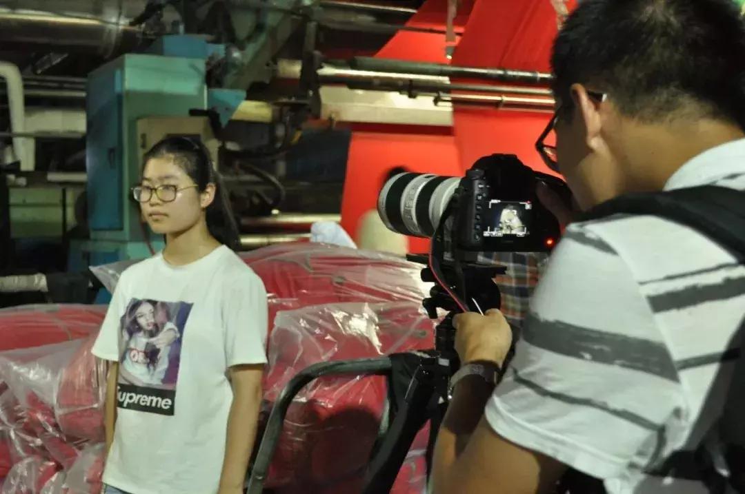 印染厂一般工人工资多少钱,服装厂的小姑娘一个月挣6000少吗