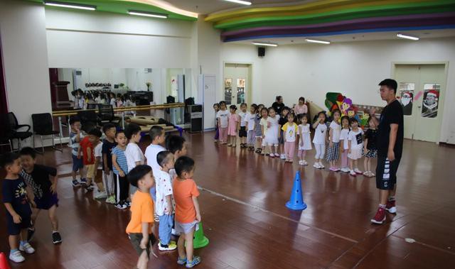 小篮球大梦想的幼儿视频,幼儿园篮球兴趣班三十节课程