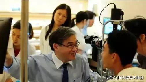 小伙被球击中眼睛,篮球砸到眼睛视力下降多久恢复