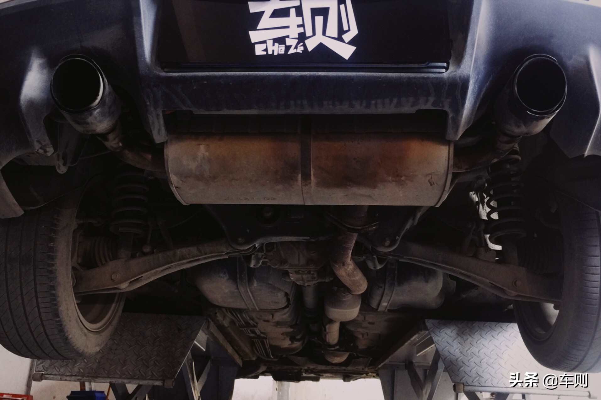 过年买新车炫富，当全村人面掉进水里，排气进水竟然还能开回家