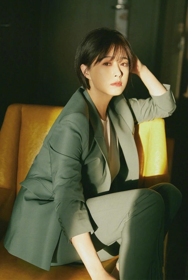 微胖女孩学蒋欣藏肉穿,女人要有小肚子