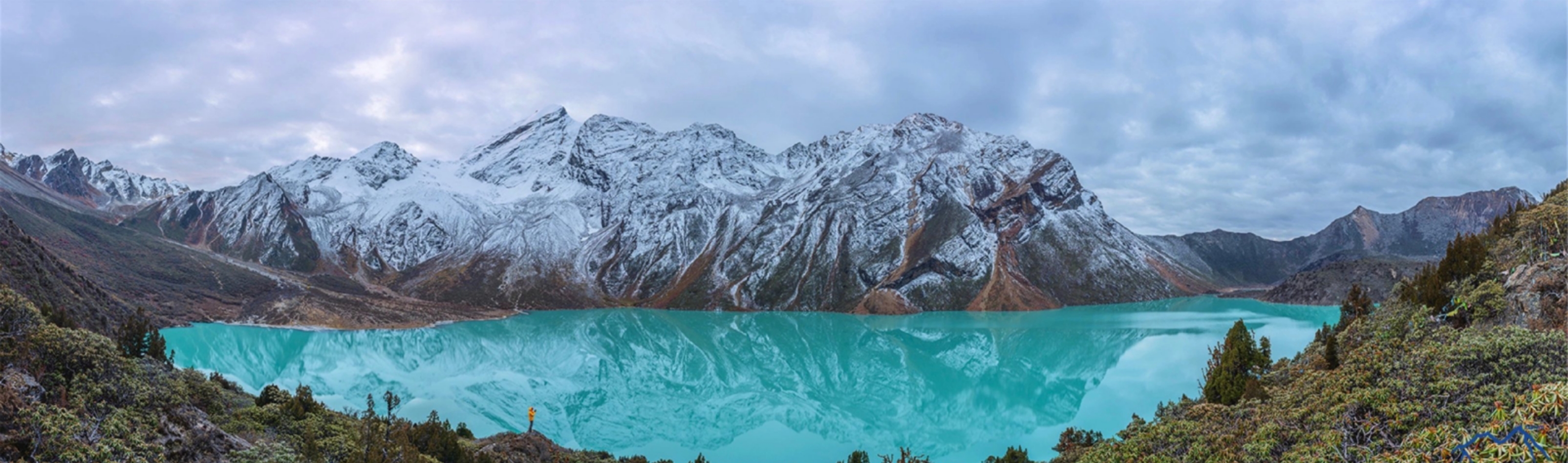 中国最美雪山之一：因盛产名贵药材而闻名，日照金顶堪称人间绝景