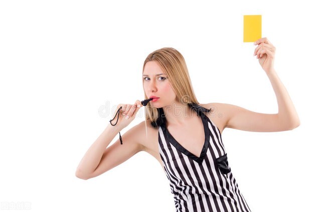 足球裁判最基本的一招,怎么样当足球裁判员