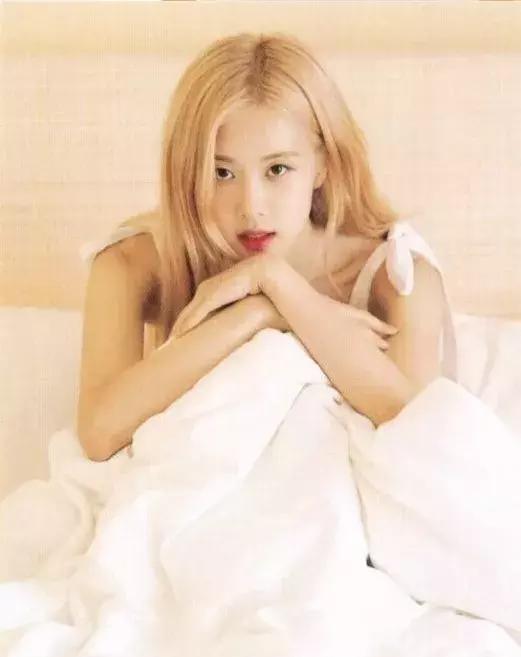 blackpink巴黎时装周lisa是爱豆吗,blackpink七周年绿色lisa衣服