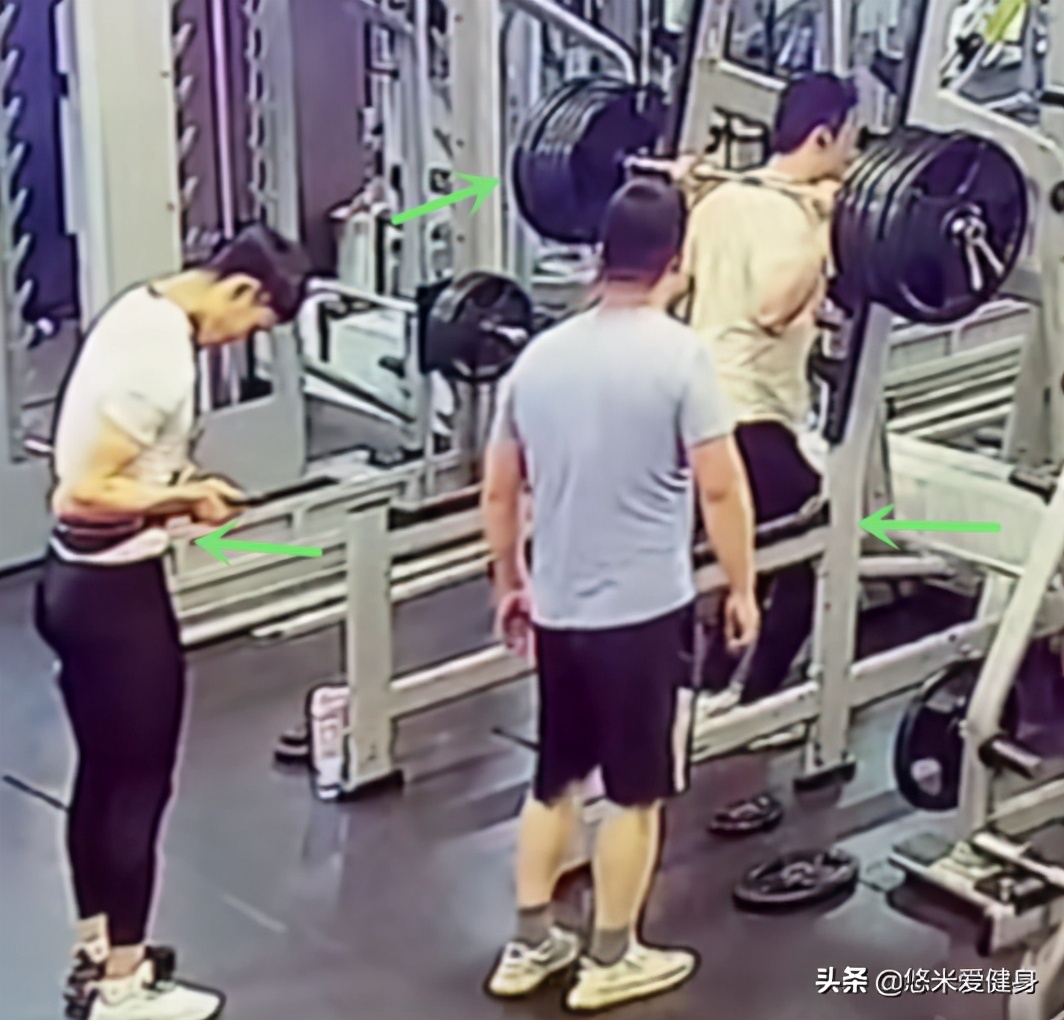 小哥挑战负重跑,负重深蹲杠铃100公斤挑战赛