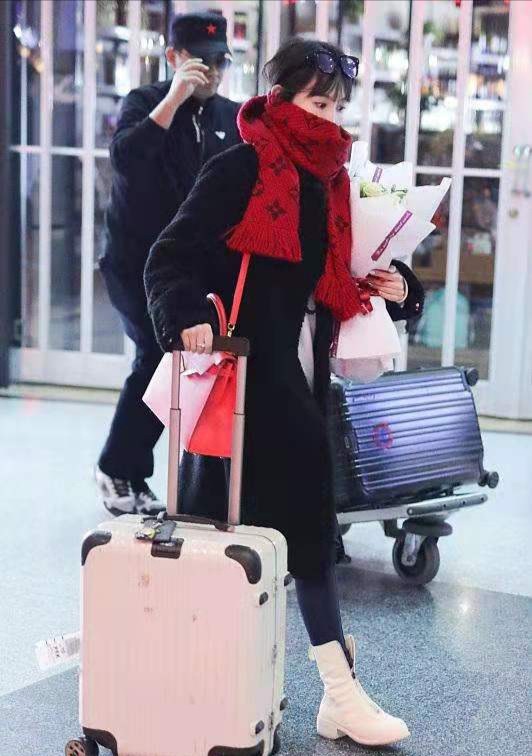 马蓉白色西装造型,马蓉惊艳亮相图片