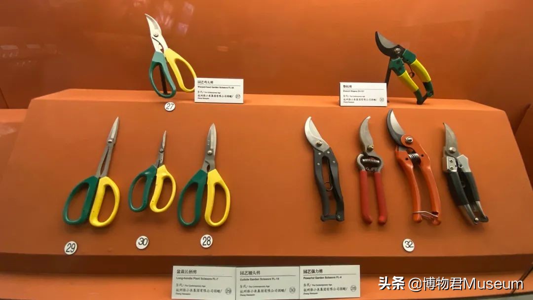 物开一刃为“刀”，两面*刃开**为“剑”，双刀相交为“剪”