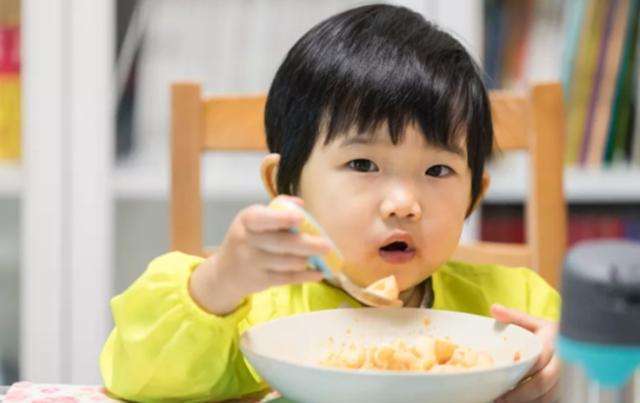 孩子吃饭磨蹭怎么鼓励他,孩子吃饭慢磨蹭要一直催