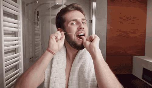 年轻人掉牙是不是身体有问题了,年纪轻轻就掉牙是什么体验