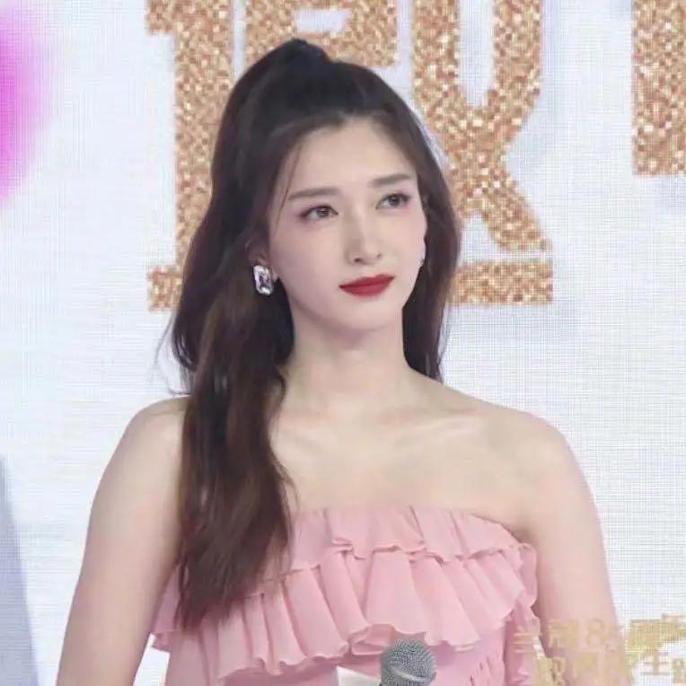 为什么有的人涂红色口红不好看,为什么有人涂口红显老气