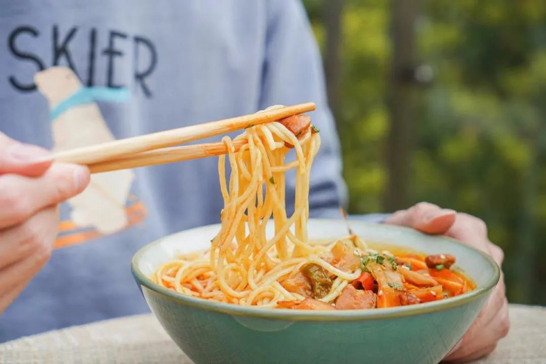 负债21亿的瑞幸咖啡创始人,能靠这碗“面”翻身?