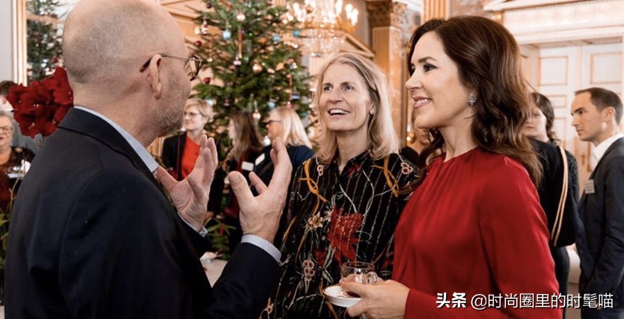 戴安娜王妃冬季百褶裙穿搭,玛丽王妃红色裙子图片