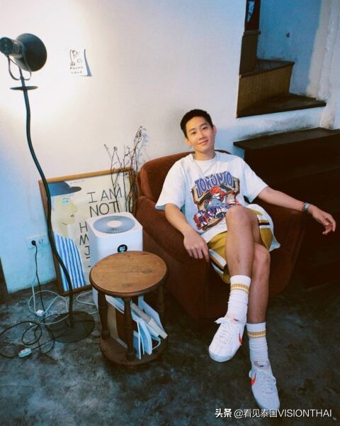 眉毛弯弯的少年长大了，但他还是那个闪闪发光的船儿