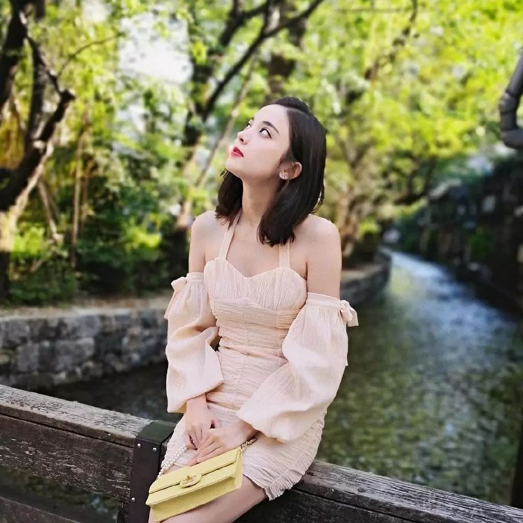 娜扎穿樱花粉皮裙,娜扎穿裙子