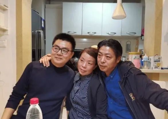 姚威为什么毫不犹豫离开养母一家,姚威现在跟亲生父母在一起生活吗