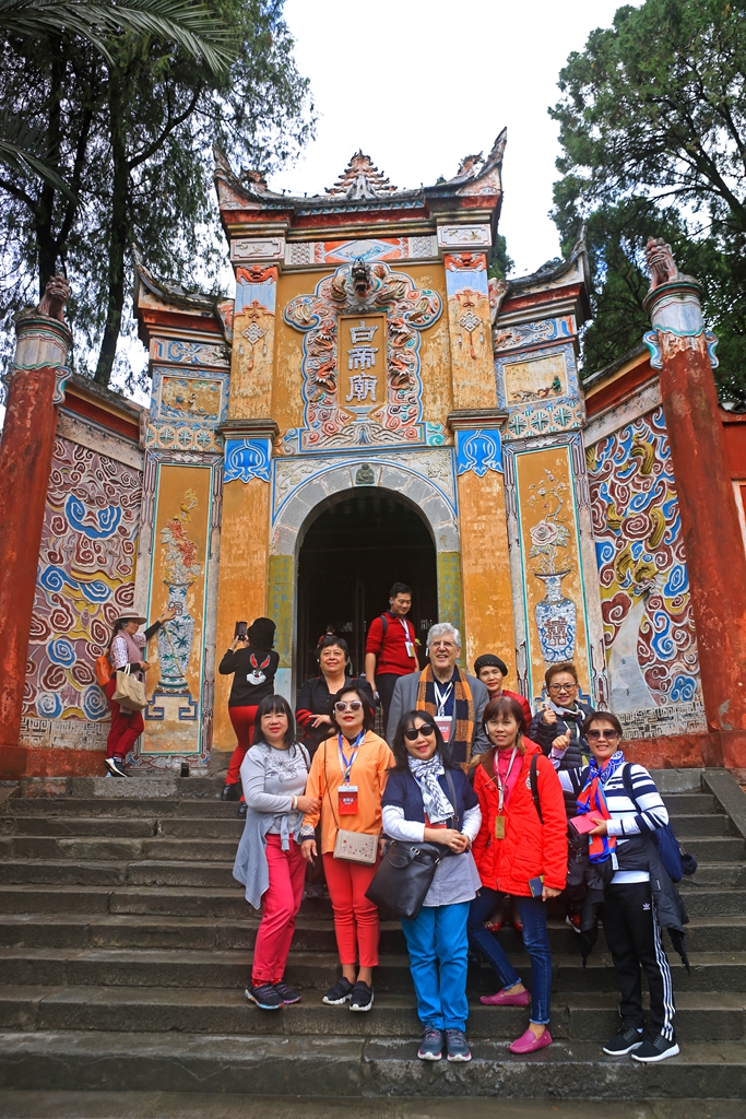 朝辞白帝彩云间中的白帝是指什么,朝辞白帝彩云间中提到的白帝