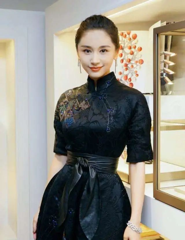 一袭霓裳七彩虹,一袭霓裳出自哪里