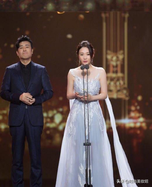 李小冉穿露肩连衣裙配盘发亮相,李小冉穿条纹衫高级感气质满满