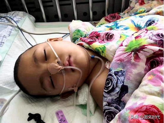 男孩确诊癌症后躺在妈妈怀里痛哭,三岁男童罹患肿瘤之王