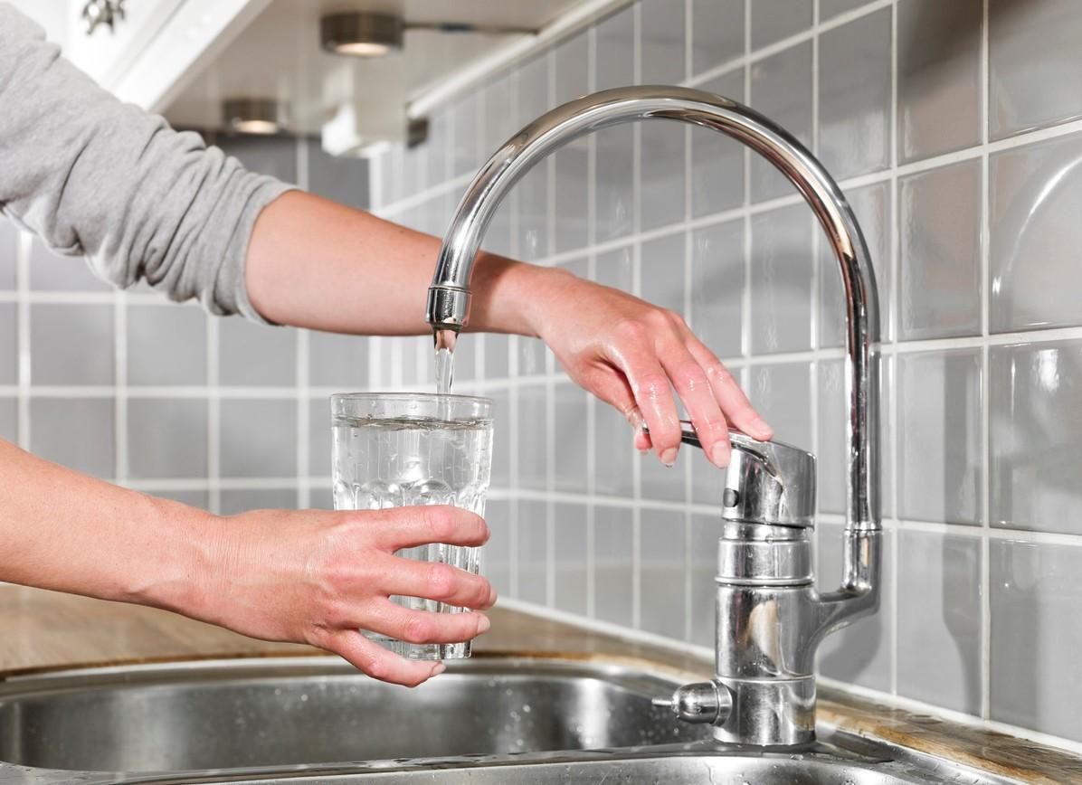 喝水时不小心把水洒地上了,喝水时不小心把水洒地上