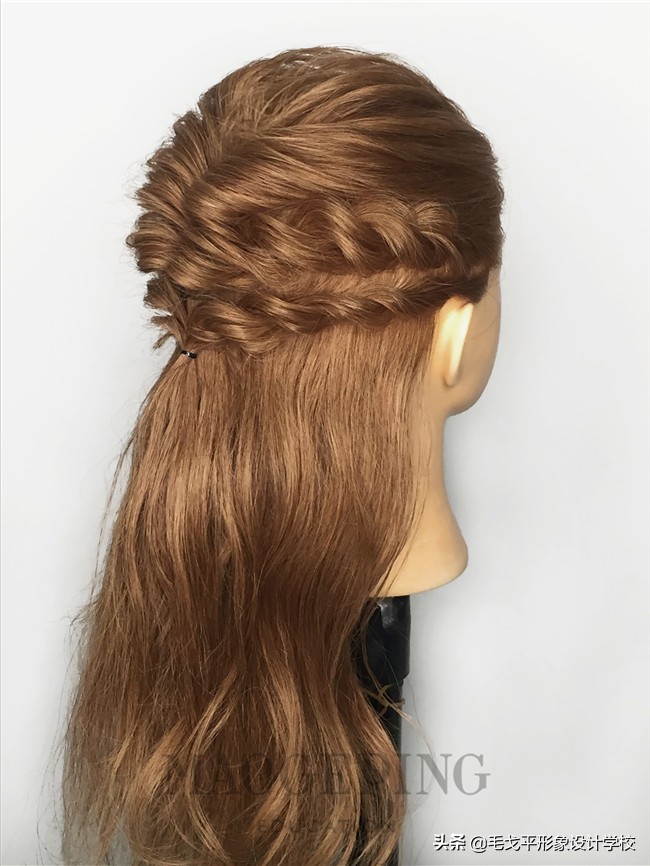 厌倦做个女汉子？就用这款发型唤回你的精致女人味吧！