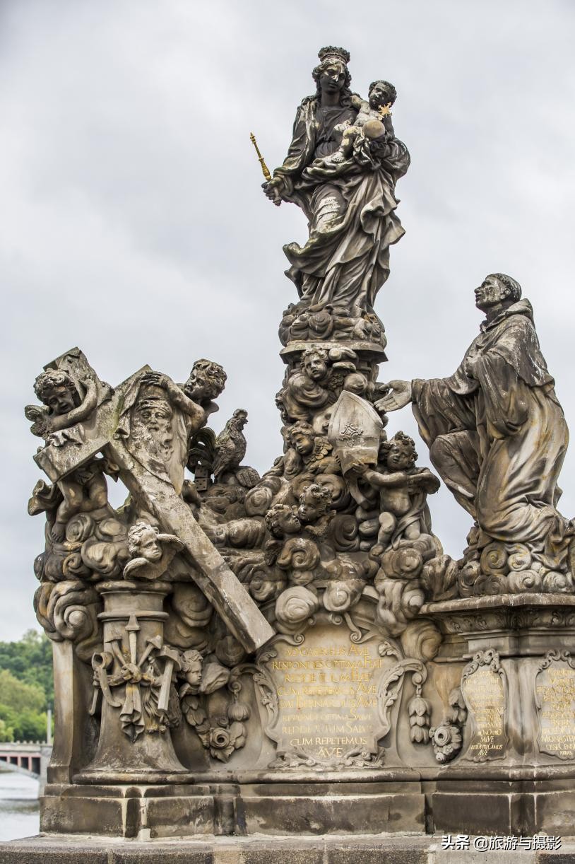 查理大桥雕塑作品介绍 (查理大桥的雕塑)