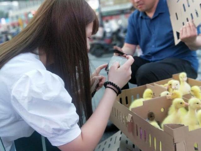 现在小学生喜欢什么摆地摊,小学生摆地摊流行卖什么