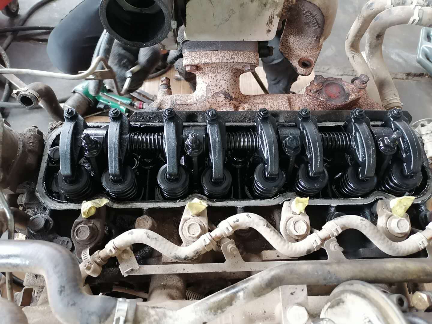 发动机冒白烟蓝烟烧机油,尾气大量冒蓝烟要不要大修发动机