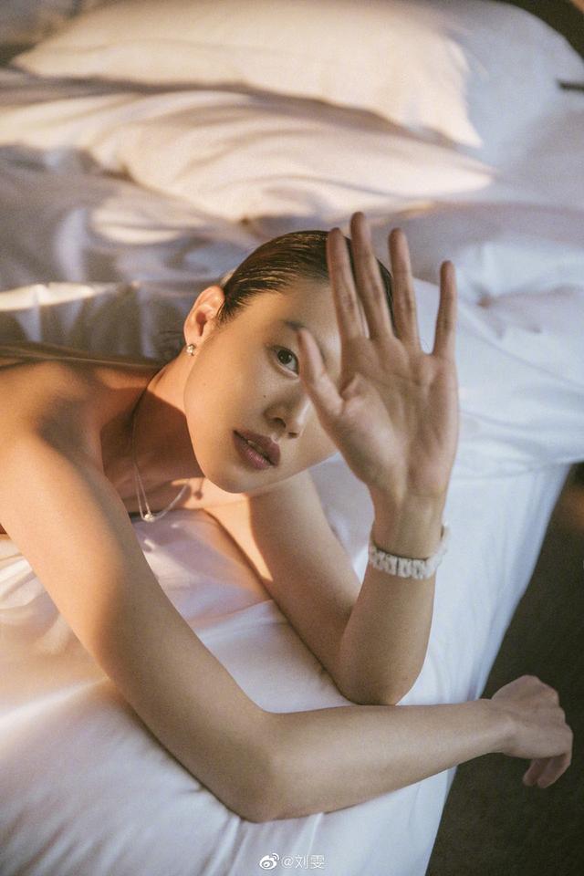 刘雯黑西装走红毯照片,刘雯露腰装量腿